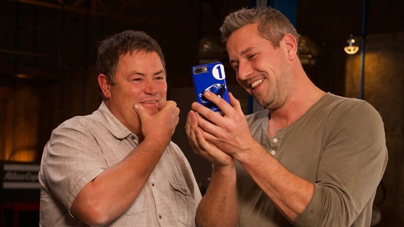 Mike Brewer and Ant Anstead Looking at Phone. – Bild: Discovery Communications