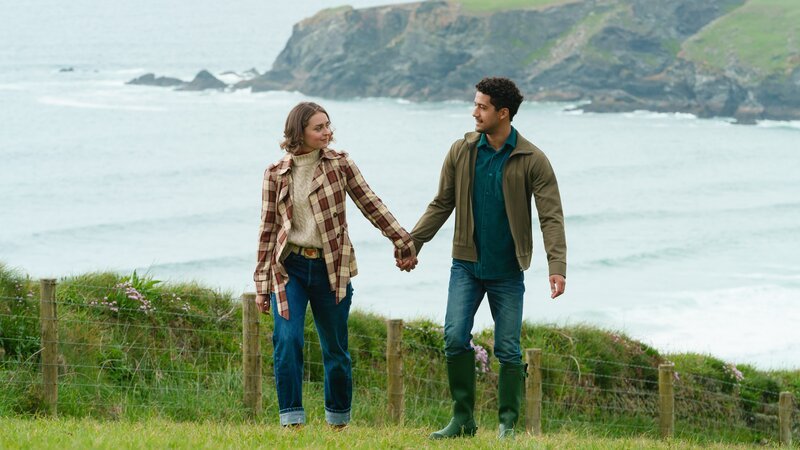 Pam Holloway (June Ellys Mach) möchte ihren Freund Tate Wheeler (Rojan Juan Barani) von der Ehe als Garant für das gemeinsame Glück überzeugen. Dafür hat sie ihn zur Silberhochzeit ihrer Eltern nach Cornwall eingeladen. – Bild: ZDF und Steve Tanner