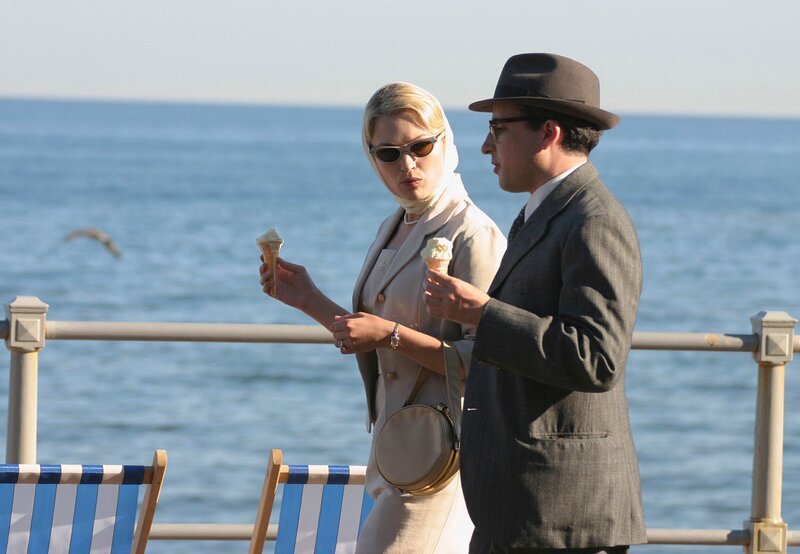 Gwenda Halliday (Sophia Myles, l.) und Hugh Hornbeam (Aidan McArdle, r.). – Bild: MDR/​NDR/​ITV plc (Granada Internation)