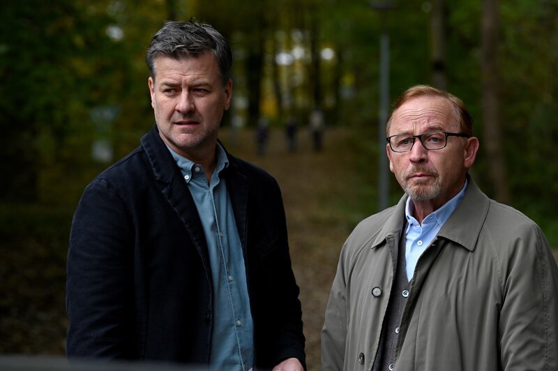 Harald Neuhauser (Marcus Mitteermeier, l.) und Ludwig Schaller (Alexander Held, r.) stehen nebeneinander in einem Wald. – Bild: Laurent Truemper /​ ZDF