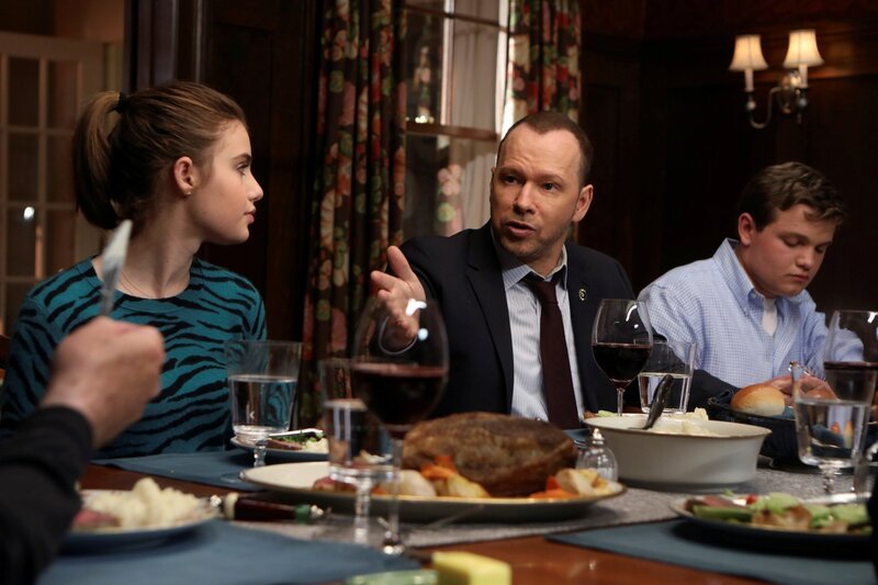 Sami Gayle als Nicky Reagan-Boyle, Donnie Wahlberg als Danny Reagan, Andrew Terraciano als Sean Reagan. – Bild: Craig Blankenhorn /​ CBS