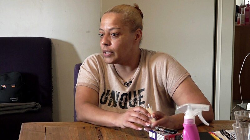 Jannie (50) macht sich Sorgen um ihre schwangere ältere Tochter. Deswegen verschiebt sie ihre Auswanderung ein weiteres Mal – Bild: RTLZWEI