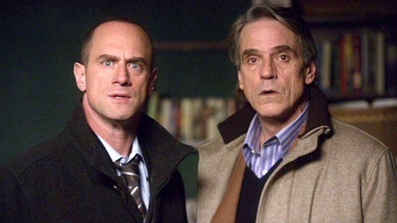 Detective Elliot Stabler (Christopher Meloni, l.) und Dr. Jackson (Jeremy Irons) rätseln über einen Fall, in dem eine Klavierlehrerin eine ihrer Schülerinnen vergewaltigt und ermordet haben könnte. – Bild: RTL