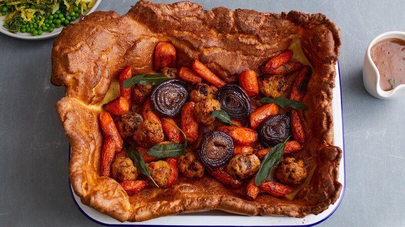 Yorkshire-Pudding mit Gemüse. – Bild: ORF/​Fremantle/​Jamie Oliver Enterprises Ltd/​Devon Jeffs