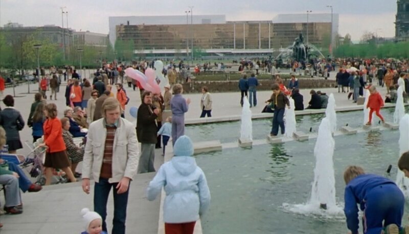 Er war immer mehr als nur ein Gebäude: Der Palast der Republik sollte die DDR in neuem Glanz zeigen. Kaum etwas erinnert heute mehr an ihn – nur die Erinnerungen seiner Besucher an ein leuchtendes Traumhaus und den schmerzhaften Akt der Schließung. – Springbrunnenanlage mit Blick auf den Palast der Republik. – Bild: rbb
