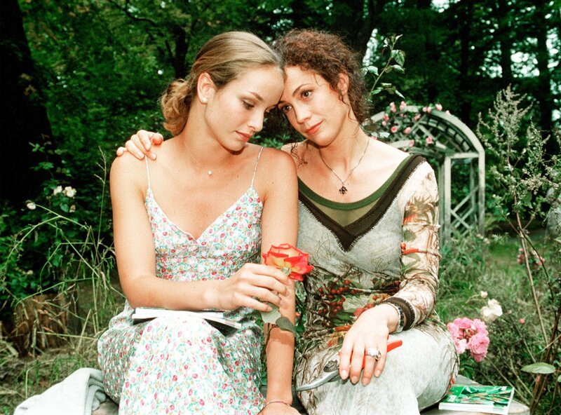 Katharina Klante (Barbara Wussow, re.) hat nach 20 Jahren erfahren, dass sie eine Tochter hat, Laura (Lara Joy Körner). – Bild: ARD Degeto