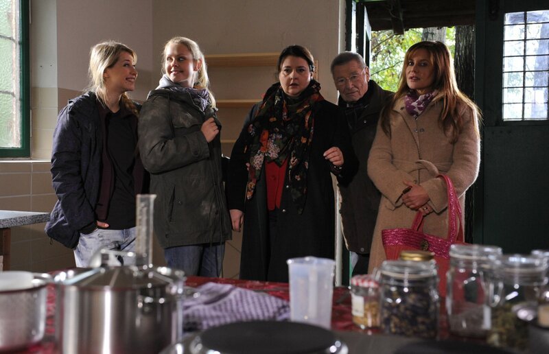 Viele fleißige Hände haben das alte Schlachtgebäude entrümpelt und zur Käserei umgebaut. Von links: Pauline (Sarah Thonig), Yvonne Preissinger (Alexa Eilers), Monika Vogl (Christine Reimer), Alois Preissinger (Erich Hallhuber) und Trixi Preissinger (Doreen Dietel). – Bild: BR/​Marco Orlando Pichler