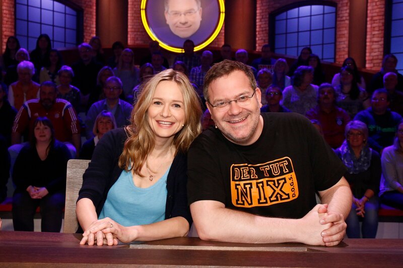 Rateteam-Kapitän Elton (r.) mit Schauspielerin Stefanie Stappenbeck (l.). – Bild: ARD/Morris Mac Matzen Rateteam-Kapitän Elton (r.) mit Schauspielerin Stefanie Stappenbeck (l.). – Bild: ARD/Morris Mac Matzen