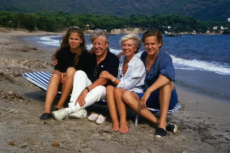 Familie Wichert Elke (Juliane Rautenberg), Eberhard (Stephan Orlac), Hannelore (Maria Sebaldt) und Andy (Hendrik Martz) genießen die Ferientage auf Mallorca. – Bild: ZDF and Barbara Oloffs/​Terranova