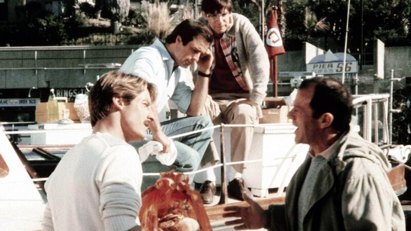 Lieutnant Quinlan (Jack Ging, re.) verdächtigt die Riptide-Detektive Cody (Perry King, li.), Nick (Joe Penny und Murray (Thom Bray, re.) mehrere Einbrüche begangen zu haben. – Bild: (c) RTL Crime