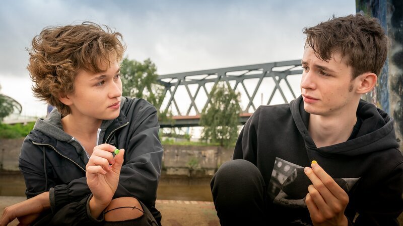 Kim (Mathilda Smidt) und Leon (Benjamin Weygand) wissen nicht, was genau sie da schlucken. – Bild: Boris Laewen /​ ZDF