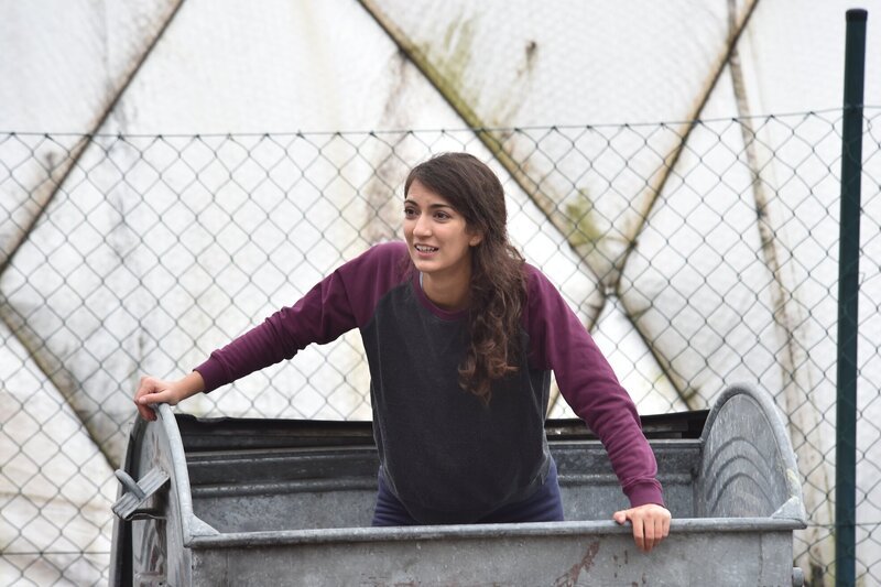 Christian trifft seine Ex-Freundin Josie (Joanna Kitzl) in der Mülltonne wieder. Hat sie die Trennung von ihm damals nicht verkraftet und ist deshalb nun in dieser prekären Situation? – Bild: maxdome /​ ProSieben /​ André Kowalski