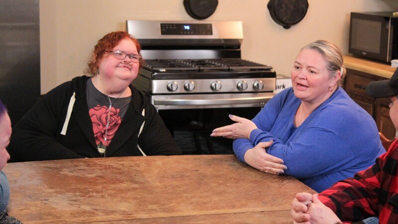 When Tammy arrives at her newly remodeled home, the family talk and laugh around the table. – Bild: Discovery, Inc.