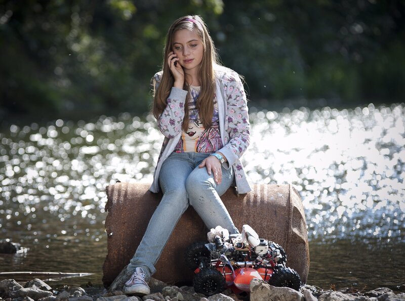 Liz (Viktoria Krause) ist verzweifelt auf der Suche nach ihrer Schwester Mary; dabei findet sie an der Gera einen Roboter. – Bild: MDR/​Anke Neugebauer