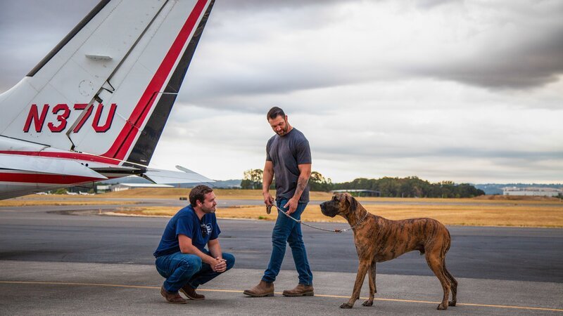 Lee Asher (r.) stellt Sarge Julian Javor (l.) vor. – Bild: Jean Nagy /​ Group Nine Media, Inc. /​ Photobank. /​ Discovery Communications, LLC