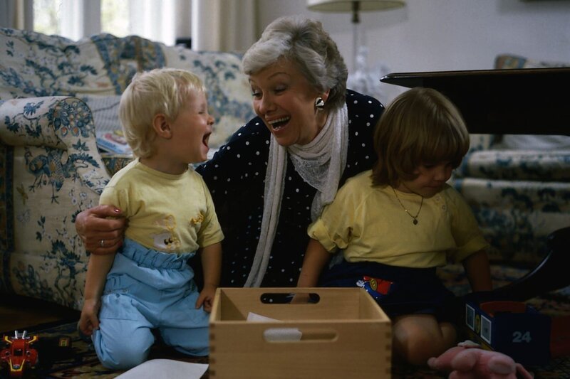 Hannelore (Maria Sebaldt, M.) ist eine begeisterte Großmutter von Sebastian (Oliver Lausberg) und Klein-Katrinchen (Sophie Birkner). – Bild: ZDF und Barbara Oloffs/​Terranova