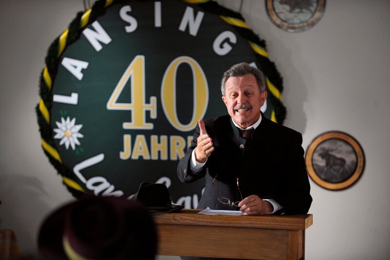 Schattenhofer (Werner Rom) hält eine Lobrede auf sein Weibi. Weitere Bilder finden Sie unter www.br-foto.de. – Bild: BR/​Marco Orlando Pichler