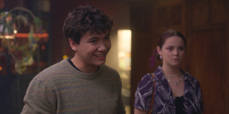 Bash (Lance West, l.) absolviert eine Koch-Ausbildung in Paris und wohnt während dieser Zeit bei Ceces Tante Ginger. Dort lernt er neben Cece auch die beiden Wizen Amy (Imogen Mackie Walker, r.) und Lola kennen, die ebenfalls bei Ginger wohnen. – Bild: Cottonwood Media /​ ZDF /​ ZDF Studios /​ Opéra Na