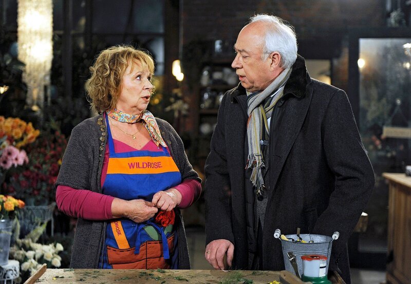 Udo (Klaus Mikoleit, r.) ist höchst irritiert, als er von Erika (Madeleine Lierck-Wien, l.) erfährt, dass Hannes Gefallen an Inge gefunden hat. – Bild: ARD/​Nicole Manthey