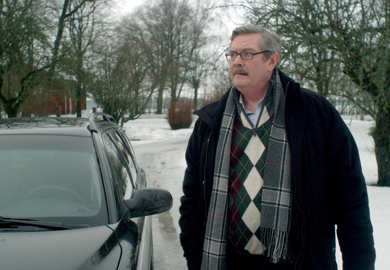 Hartman (Allan Svensson) verfolgt eine heiße Spur. – Bild: ARD Degeto/​Eyeworks Film Gemini/​Calle Persson