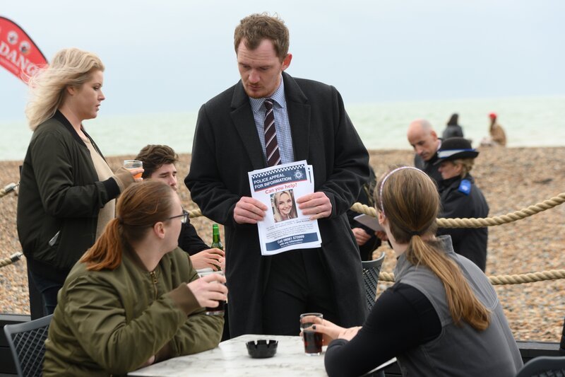 DC Nick Nicholl (Brad Morrison, M.) sucht nach der verschwundenen Janie Stretton (Kristy Philipps, Foto). – Bild: Sally Mais; (c) Second Act Productions Ltd /​ ZDF