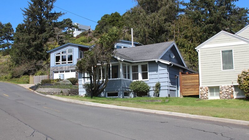 Ext front of home at comp home The Barking Sea Lion. As seen on Magnolia’s original series, Beachfront Bargain Hunt Renovation. – Bild: Warner Bros. Discovery