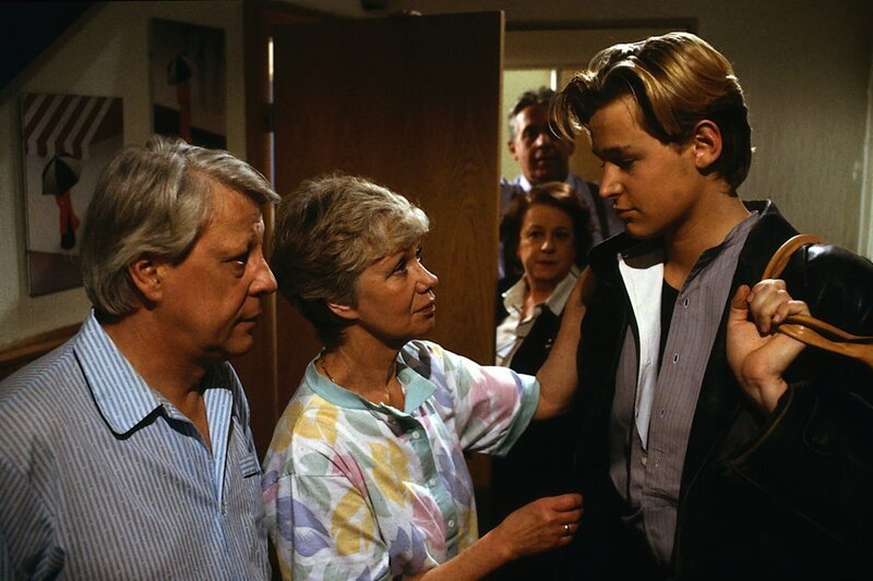 Andy (Henrik Martz, r.) kommt nach einem Streit mit seiner Freundin Elke ins elterliche Heim zurück und wird von seinen Eltern (Maria Sebaldt, Stefan Orlac) empfangen. – Bild: ZDF und Barbara Oloffs/​Terranova