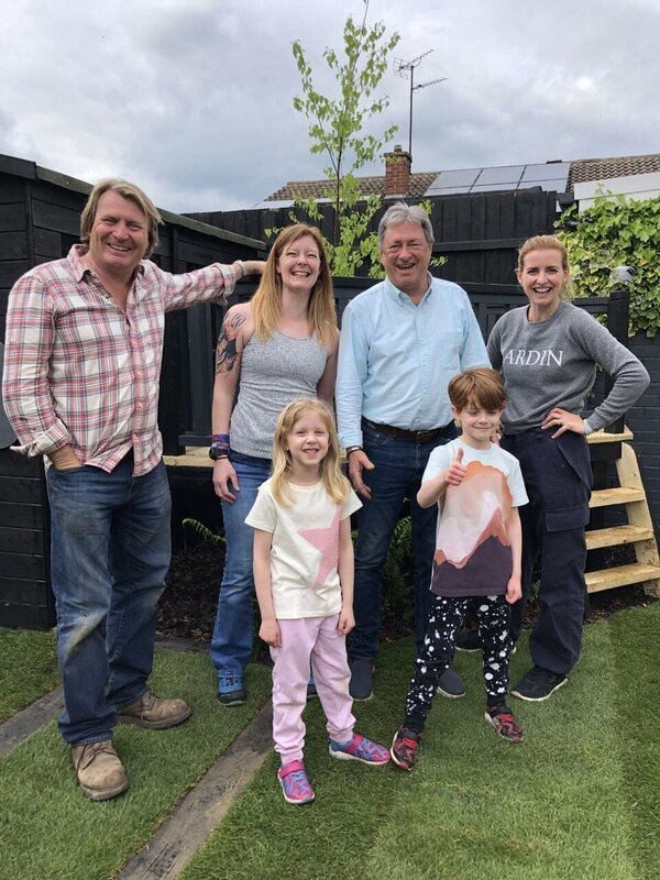 V.l.: David Domoney, Rebecca, Alan Titchmarsh und Katie Rushworth mit Rebeccas Kindern. – Bild: RTL Living