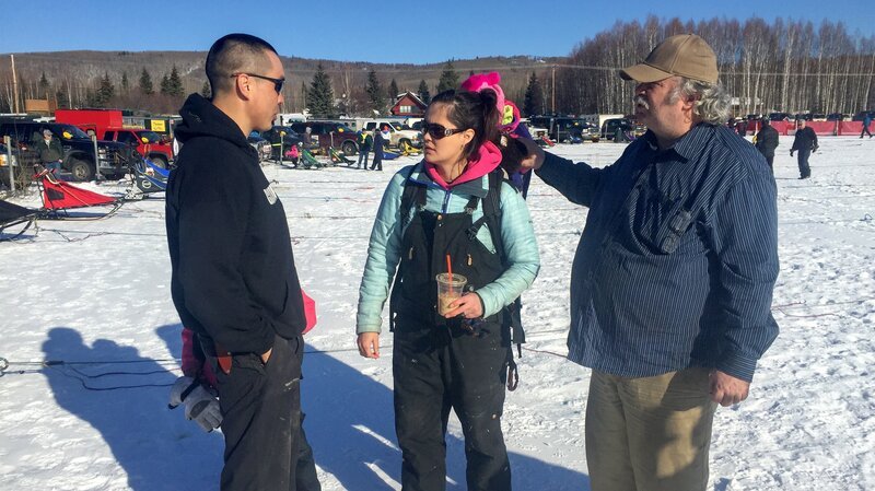 Nations Jordan (L) talks to Courtney Agnes (C) and Pat Moore (R) about race strategy for the North American. – Bild: Discovery Channel /​ Photobank 34057_ep404_011.jpg /​ Discovery Communications
