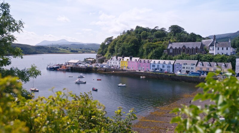 Fröhliche Farbakzente zwischen Hügeln und Bergen – die kleine Hafenstadt Portree, mit gerade einmal 2000 Einwohnern, ist die Hauptstadt der Isle of Skye. – Bild: NDR