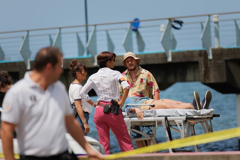 Mélissa (Sonia Rolland, M.), Gaëlle (Béatrice de la Boulaye, l.) und Valentin (Philippe Dorian, r.) ermitteln in einem Mordfall, nachdem die Leiche einer jungen Frau am Kai aufgefunden wurde. – Bild: ZDF und steavy Marie-Angélique.