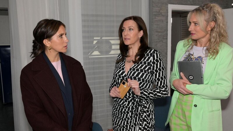 Laura (Chryssanthi Kavazi, l.) wundert sich, dass Katrin (Ulrike Frank, M.) Alicia hinter ihrem Rücken wieder eingestellt hat. Rechts Maren (Eva Mona Rodekirchen) – Bild: RTL