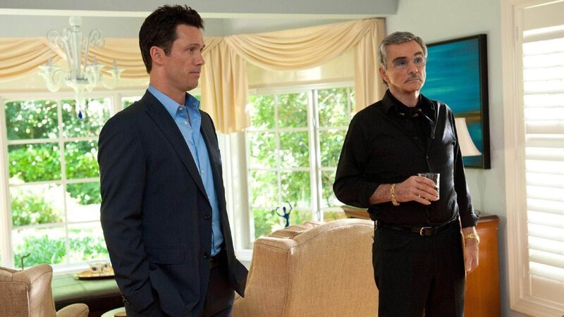 Michael Westen (Jeffrey Donovan, l.) ist beunruhigt: Der alternder Ex-Spion Paul Anderson (Burt Reynolds) befindet sich plötzlich auf dem Radar eines russischen Killerkommandos wieder. – Bild: RTL /​ USA Network