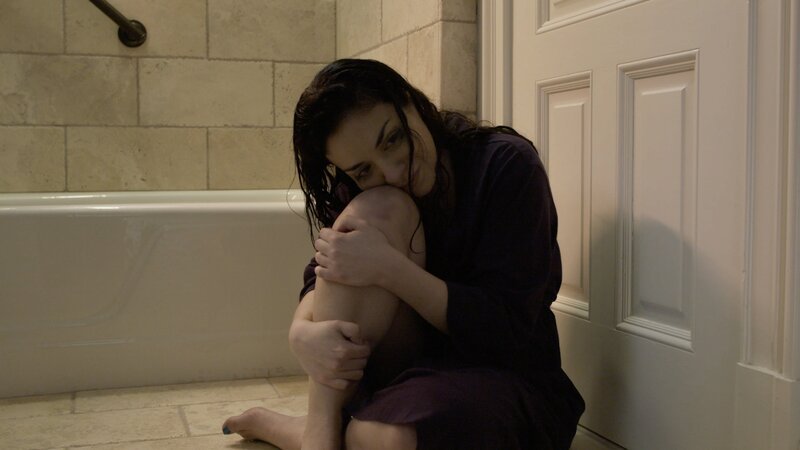 Christina (Sandra Manate) sitting on the bathroom floor. – Bild: Discovery Communications, LLC