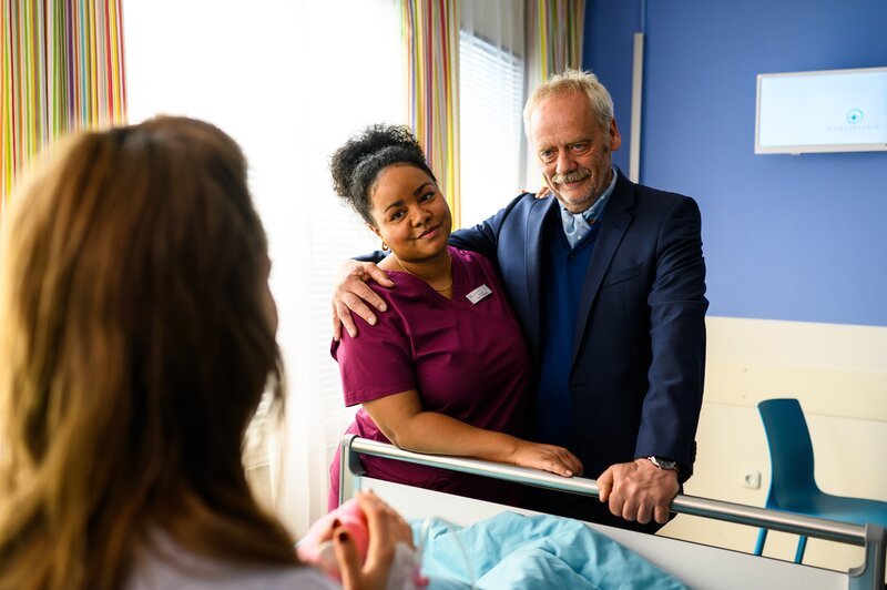 Von links: Ilka Esser (Kristin Steffen), Zoe Breitner (Catherine Chikosi) und Harald Breitner (Heiner Hardt) – Bild: Julia Feldhagen /​ ZDF