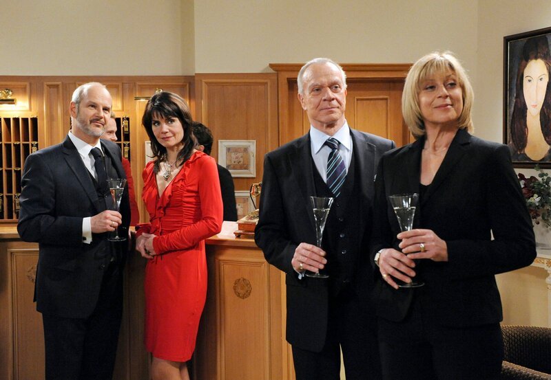 ARD STURM DER LIEBE FOLGE 1260, am Montag um 15:10 Uhr im ERSTEN. Götz (Andreas Borcherding, l.) und Barbara (Nicola Tiggeler, 2.v.l.) sowie Werner (Dirk Galuba, 2.v.r.) und Charlotte (Mona Seefried, r.) warten gespannt auf die Eröffnung des Bistros. – Bild: ARD/​Ann Paur