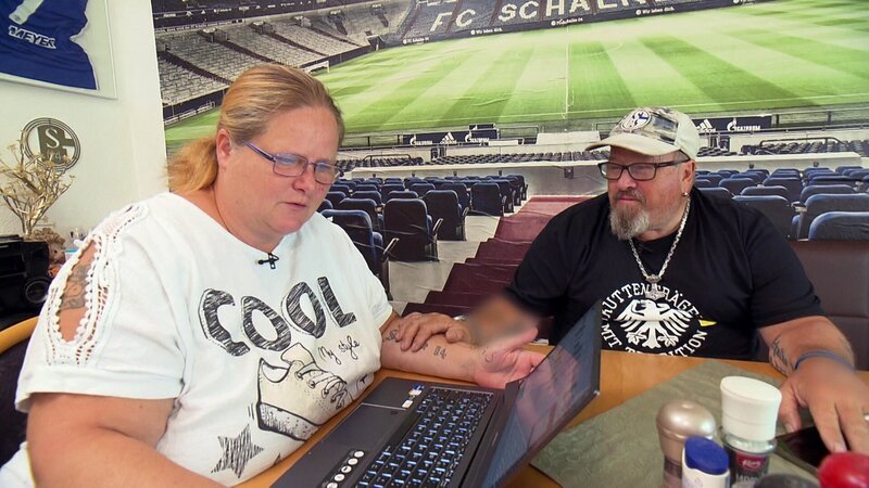 Tanja (47) und Willy (64) organisieren ein Kuttentreffen für Fußballfans. – Bild: RTLZWEI