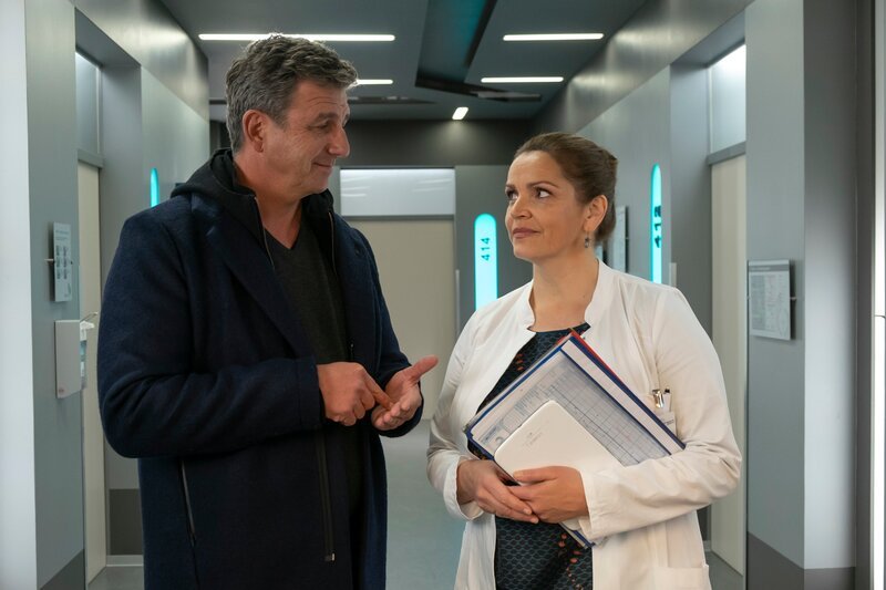 Dr. Martin Gruber- Hans Sigl; Dr. Vera Fendrich- Rebecca Immanuel: Martin wird um Hilfe gebeten – Bild: ZDF und Erika Hauri