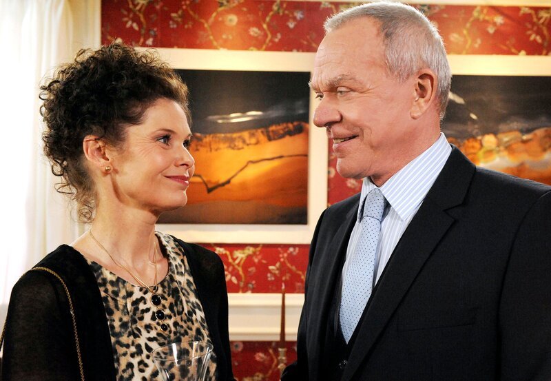 „Sturm der Liebe“, „Teil 1269.“ Eva und Robert haben beide insgeheim gehörig an ihrer Trennung zu knabbern. Als Robert Eva von einem Traum erzählt, der ihm erneut verdeutlicht hat, wieviel sie ihm bedeutet, ist sie derart aufgewühlt, dass sie sogar eine Verabredung mit Markus absagt. Stattdessen blättert sie in einem alten Fotoalbum und schwelgt in Erinnerungen an ihre Zeit mit Robert. Inzwischen hat sich die Stimmung im Hause Sonnbichler nicht wesentlich gebessert. Obwohl Hildegard nun von Käthes heimlicher Schwärmerei für Alfons weiß, bringt sie es nicht übers Herz, ihre Schwester auf die Straße zu setzen. Im Bild: Werner (Dirk Galuba, r.) versucht bei der Künstlerin Senta (Brigitte Jaufenthaler, l.) zu punkten. – Bild: ARD/​Ann Paur