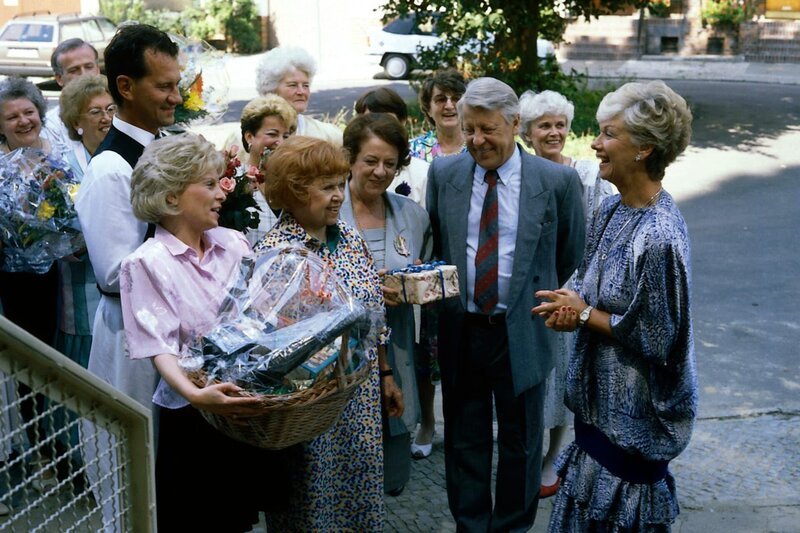Hannelore (Maria Sebaldt) und Eberhard (Stefan Orlac) freuen sich über Kuttlick. Helga und Gerda, sowie den Harmonie-Chor zu Hannelores Geburtstag (Manfred Lehmann, Christel Harthaus, Inge Wolffberg). – Bild: Barbara Oloffs/​Terranova