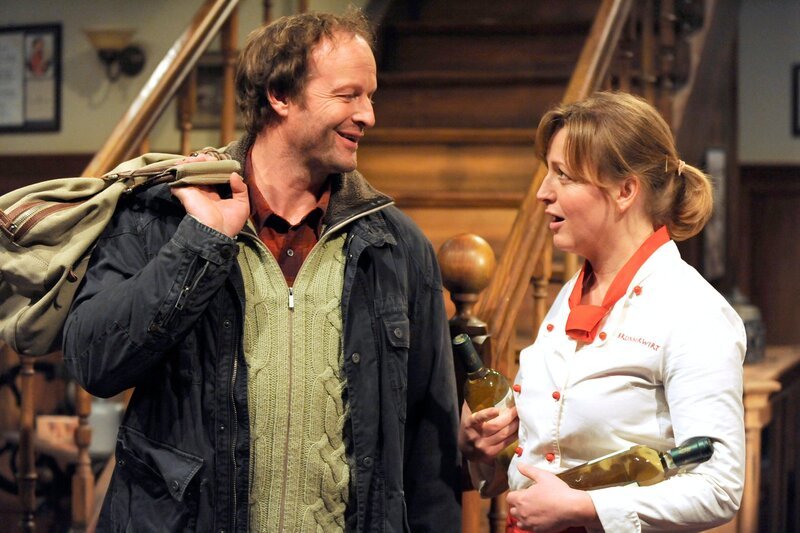 Vroni überrascht Bernd, als sie ihn auf ein Date einlädt. Von links: Bernd Clemens (Martin Wangler) und Veronika Brunner (Senta Auth). – Bild: BR/​Marco Orlando Pichler