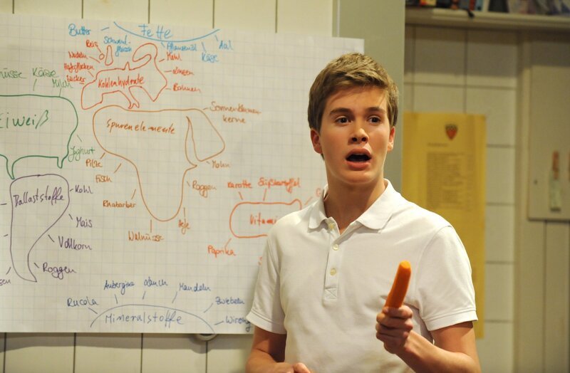 Patrick (Lucas Bauer) hat seine ganz eigene Lernmethode entwickelt. – Bild: BR/​Marco Orlando Pichler