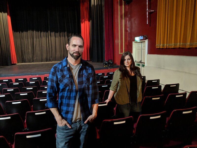 Nick Groff und Katrina Weidman am Kenton Theatre. – Bild: Quest Red /​ Groff Entertainment /​ Discovery Communications