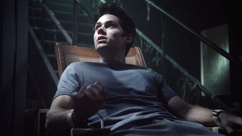Stiles (Dylan O’Brien) lässt sich ins Eichen-Haus einweisen, um sich selbst und seine Freunde vor dem Nogitsune zu schützen. Er hat jedoch keine Ahnung, welche Vergangenheit diese psychiatrische Einrichtung hat, und dass es für ihn dort nicht so sicher ist, wie er denkt. – Bild: RTL Crime