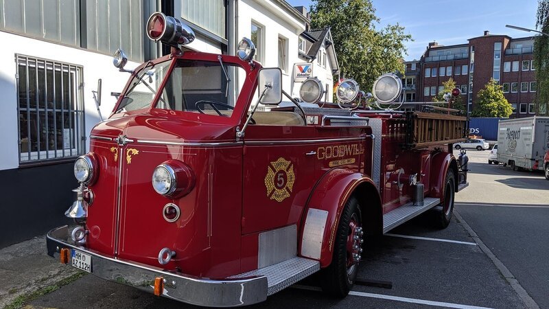 Ladenhüter im Angebot: Kathi will ihr Verkaufstalent unter Beweis stellen und schließt mit Klaus Borrmann eine Wette ab. – Bild: DISCOVERY DEUTSCHLAND