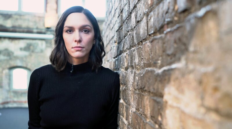 „Past Forward“-Reporterin Sophie Mabitzke will herausfinden, inwieweit psychische Krankheiten heute noch stigmatisiert werden. – Bild: HR/​Radio Bremen/​Marina Schnieders