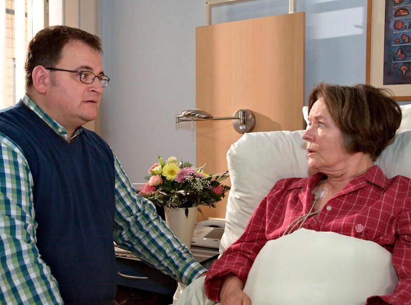 MDR Fernsehen IN ALLER FREUNDSCHAFT FOLGE 376, „Anfang oder Ende?“, am Montag (23.12.13) um 01:35 Uhr. Hans Peter Brenner (Michael Trischan) kümmert sich rührend um seine Mutter Luise (Monika Lennartz) und das ist auch der Grund für seine Arbeitslosigkeit. Immer wenn es ihr schlecht ging, hat er seinen Job geschmissen, um seine Mutter zu pflegen. Doch Luise Brenner hat gehört, dass in der Klinik eine Stelle als Krankenpfleger frei ist. – Bild: MDR/​Krajewsky