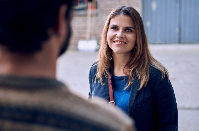 „Letzter Tag in Hengasch für Marie Gabler (Katharina Wackernagel) – sie darf zurück nach Köln. Haben die Hengascher so gar keine Spuren bei ihr hinterlassen? Bei Schweinebauer Gisbert Cremer (Kai Schumann) ist sich Marie nicht so sicher … – Bild: ARD/​Frank Dicks