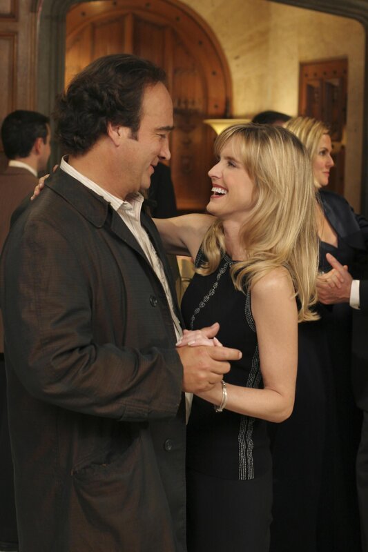 s“ – When Cheryl wins two tickets to visit Hugh Hefner at the Playboy Mansion in a charity-raising contest that Jim secretly entered her in, she decides to take Dana instead of him, on „According to Jim“ TUESDAY, OCTOBER 4 (8:00⁠–⁠8:30 p.m., ET), on the ABC Television Network. (ABC/​MICHAEL ANSELL) JIM BELUSHI, COURTNEY THORNE-SMITH – Bild: Nitro