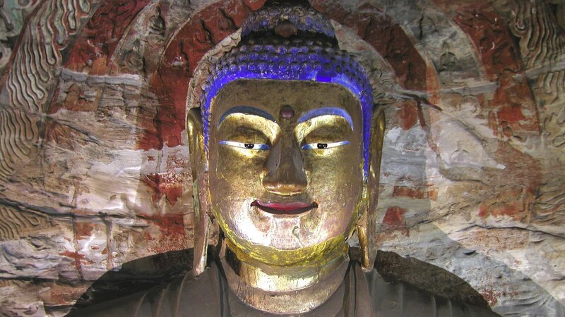 17 Meter hoch ist die Statue des sitzenden meditierenden Buddhas in der Höhle 5. Sie wurde Ende des 5. Jahrhunderts von einem Kaiser der Wei-Dynastie gestiftet. – Bild: ZDF und SWR/​Kreisel